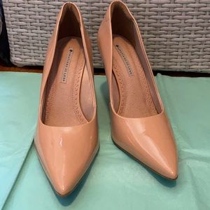 Nude pumps